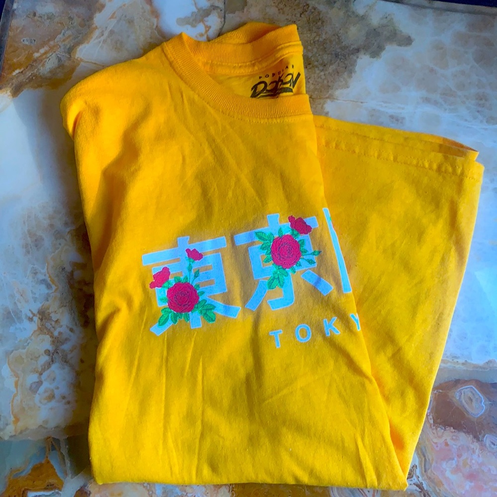 Beautiful graphic T- shirt: Tokyo unisex Medium